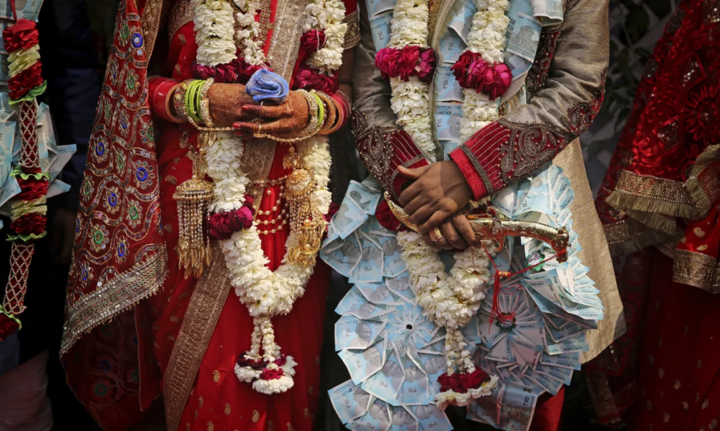 सात फेरों के सपने हुए चकनाचूर! दहेज की मांग ने नवविवाहिता की जिंदगी बना दी दर्दनाक कहानी.. सात फेरों के सपने हुए चकनाचूर! दहेज की मांग ने नवविवाहिता की जिंदगी बना दी दर्दनाक कहानी..