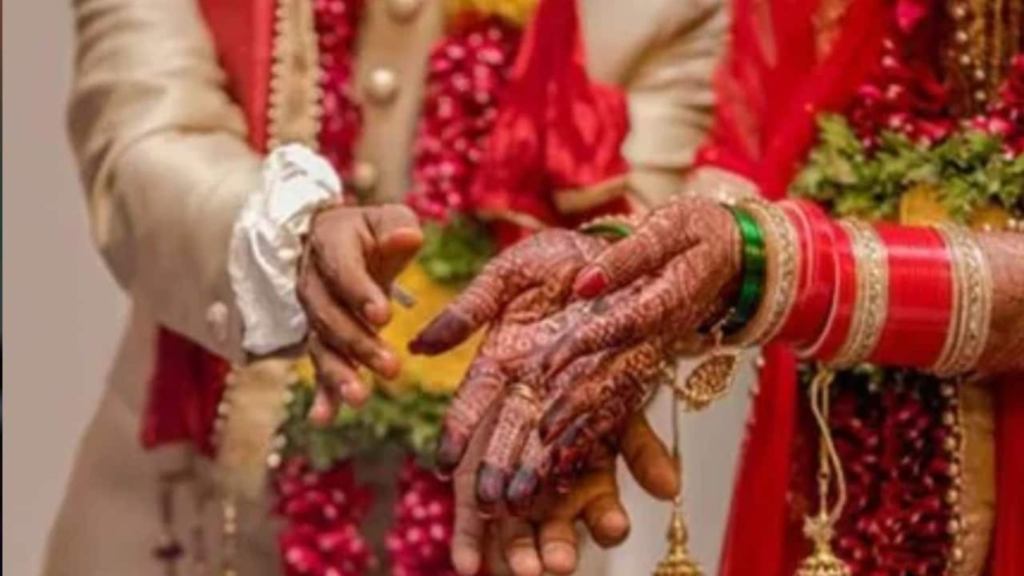 बिहार में बुजुर्ग दंपति ने समाज के तानों से परेशान होकर मंदिर में की शादी..