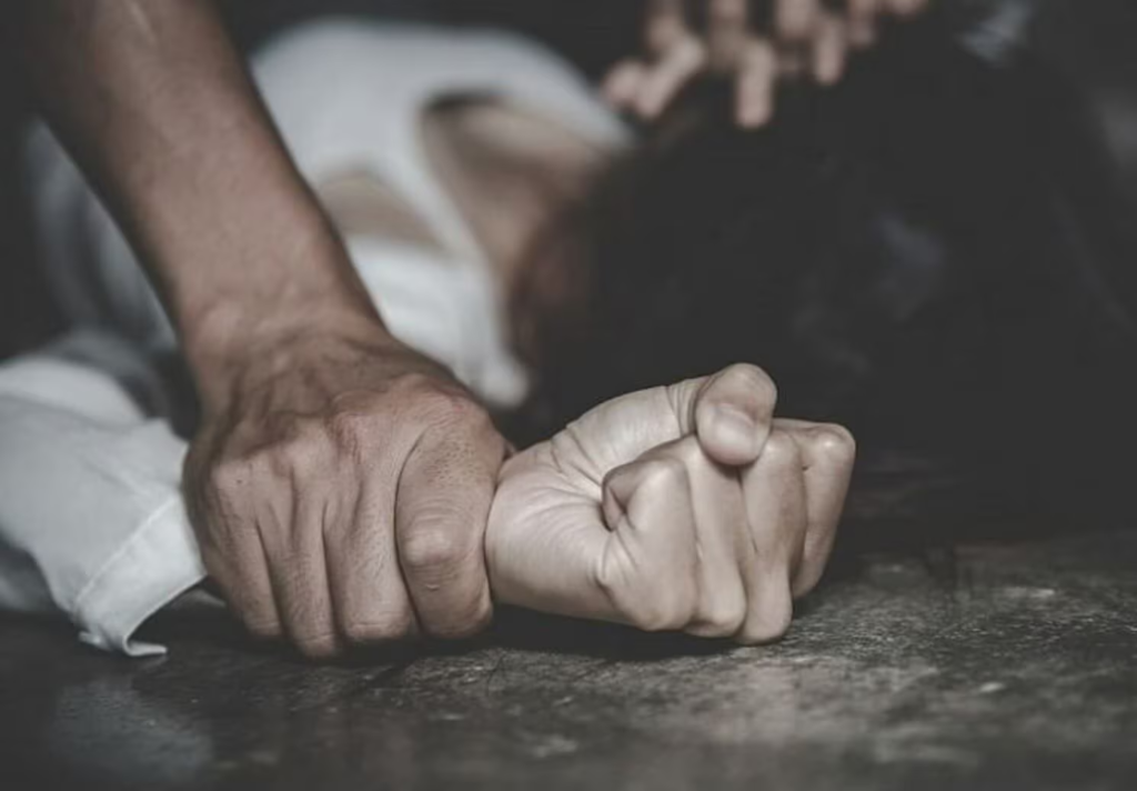 बच्ची को कमरे में बंद छोड़ किराएदार के कमरे में पहुंची बहू, सास ने पकड़ा तो मच गया हड़कंप.. बच्ची को कमरे में बंद छोड़ किराएदार के कमरे में पहुंची बहू, सास ने पकड़ा तो मच गया हड़कंप..