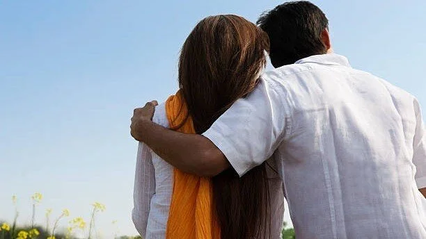 चार मासूम बेटियां रह गईं बेसहारा! प्रेमी संग फरार हुई महिला, पति ने लगाए नकदी और जेवर लेकर भागने के गंभीर आरोप… चार मासूम बेटियां रह गईं बेसहारा! प्रेमी संग फरार हुई महिला, पति ने लगाए नकदी और जेवर लेकर भागने के गंभीर आरोप…