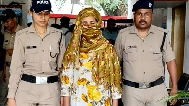 मालकिन के साथ पुलिस स्टेशन पहुंचकर खुद को बचाने की कोशिश, इंस्टाग्राम रील ने खोल दी चोरी की कहानी.. मालकिन के साथ पुलिस स्टेशन पहुंचकर खुद को बचाने की कोशिश, इंस्टाग्राम रील ने खोल दी चोरी की कहानी..