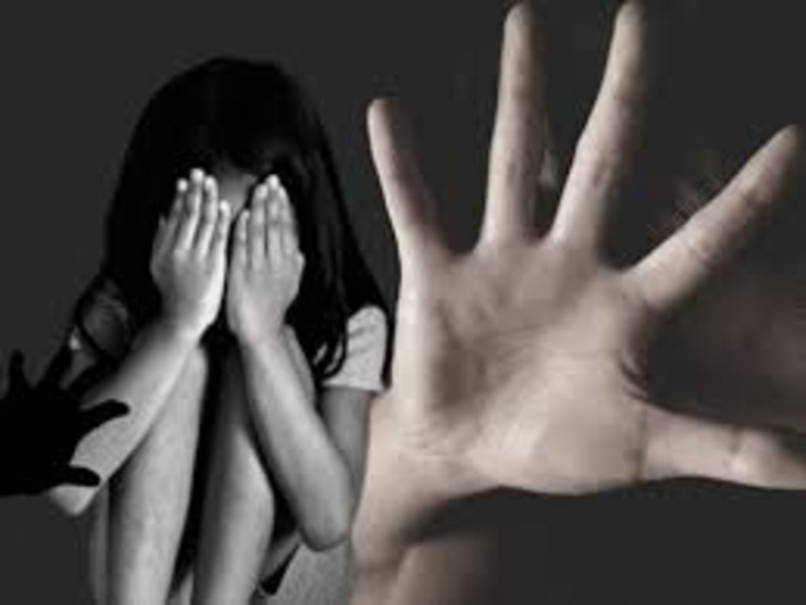 मौके की तलाश में बैठा था दरिंदा बाप, घर पर नहीं थी मां, 12 साल की बेटी को अकेले पाकर किया दुष्कर्म.. मौके की तलाश में बैठा था दरिंदा बाप, घर पर नहीं थी मां, 12 साल की बेटी को अकेले पाकर किया दुष्कर्म..