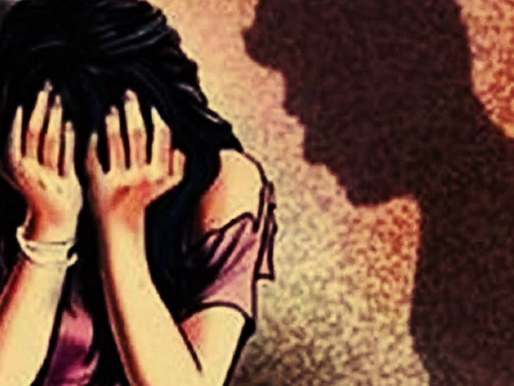 भोपाल में खाकी पर गंभीर आरोप: जन्मदिन का बहाना बनाकर नाबालिग से दुष्कर्म का केस, दो SAF जवानों पर FIR भोपाल में खाकी पर गंभीर आरोप: जन्मदिन का बहाना बनाकर नाबालिग से दुष्कर्म का केस, दो SAF जवानों पर FIR