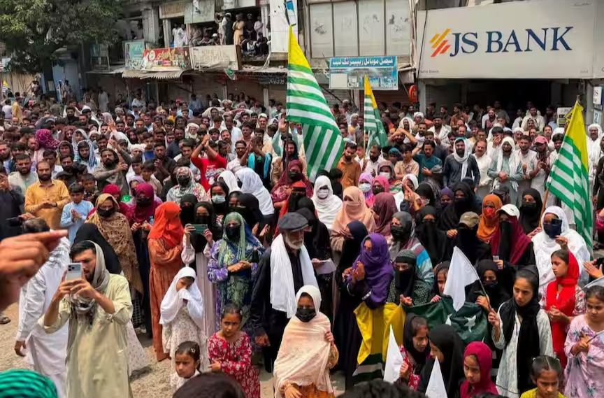 PoJK में बगावत की हुंकार, ‘हम तुम्हारी मौत हैं’ के नारों ने बढ़ाई इस्लामाबाद की बेचैनी PoJK में बगावत की हुंकार, ‘हम तुम्हारी मौत हैं’ के नारों ने बढ़ाई इस्लामाबाद की बेचैनी