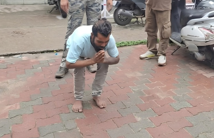 वायरल रील ने पहुंचाया सलाखों तक! थाने में रौब झाड़ने वाले युवक की पुलिस ने कराई परेड वायरल रील ने पहुंचाया सलाखों तक! थाने में रौब झाड़ने वाले युवक की पुलिस ने कराई परेड