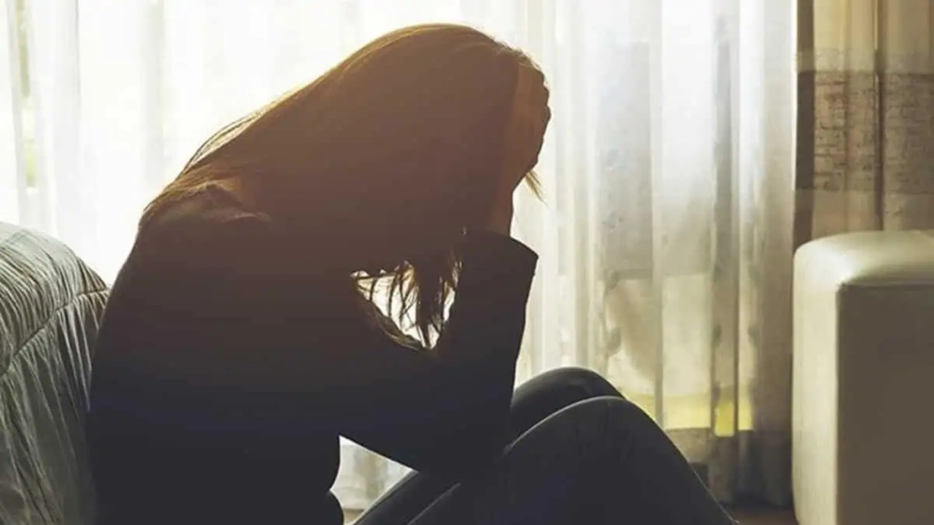 हैदराबाद में 19 वर्षीय युवती ने पिता पर यौन उत्पीड़न का आरोप लगाया, मामला दर्ज… हैदराबाद में 19 वर्षीय युवती ने पिता पर यौन उत्पीड़न का आरोप लगाया, मामला दर्ज…