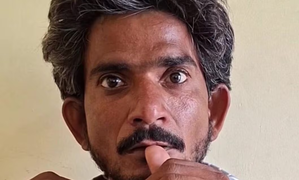 आधार में नंबर बदलकर रची साजिश! मानसिक रूप से कमजोर युवक के खाते से लाखों रुपये उड़ाने का आरोप आधार में नंबर बदलकर रची साजिश! मानसिक रूप से कमजोर युवक के खाते से लाखों रुपये उड़ाने का आरोप