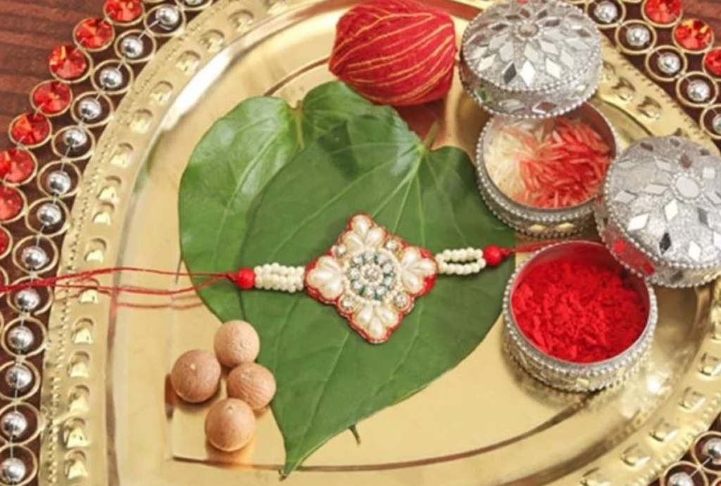 पाताल लोक से हुई थी रक्षाबंधन की शुरुआत, एक अनोखे वादे के कारण कलाई पर बांधी गई थी पहली राखी पाताल लोक से हुई थी रक्षाबंधन की शुरुआत, एक अनोखे वादे के कारण कलाई पर बांधी गई थी पहली राखी