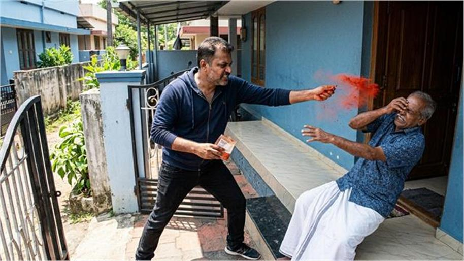 किराएदार बनकर आया, फिर बुजुर्ग की आंखों में झोंका मिर्च पाउडर; 13.75 लाख लेकर फरार.. किराएदार बनकर आया, फिर बुजुर्ग की आंखों में झोंका मिर्च पाउडर; 13.75 लाख लेकर फरार..