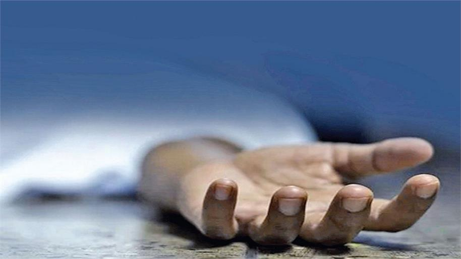 पति टॉफी लेने गया, वापस लौटा तो कमरे का नजारा देख उड़ गए होश; 25 साल की महिला की मौत.. पति टॉफी लेने गया, वापस लौटा तो कमरे का नजारा देख उड़ गए होश; 25 साल की महिला की मौत..