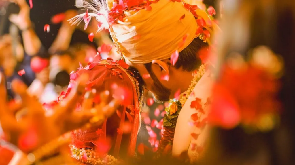 पहले पति से लव मैरिज, 5 बच्चों के बाद दूसरे से हुआ प्यार… पति ने मंदिर में कराई दोनों की शादी..
