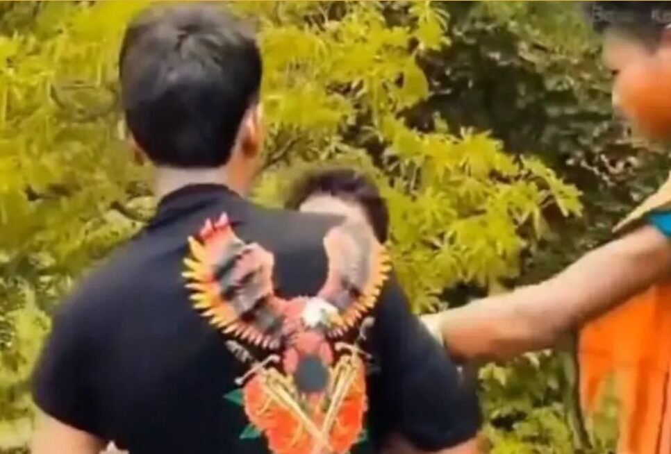 चप्पल से पीटा, गालियां दीं… बिहार के बांका में लड़की से बदसलूकी, मामले में 6 युवकों पर FIR.. चप्पल से पीटा, गालियां दीं… बिहार के बांका में लड़की से बदसलूकी, मामले में 6 युवकों पर FIR..