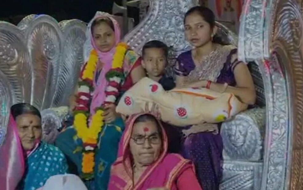 200 साल बाद घर जन्मी बिटिया, रथ पर सवार होकर अस्पताल से घर पहुंची; 5 पीढ़ियों से था इंतजार 200 साल बाद घर जन्मी बिटिया, रथ पर सवार होकर अस्पताल से घर पहुंची; 5 पीढ़ियों से था इंतजार