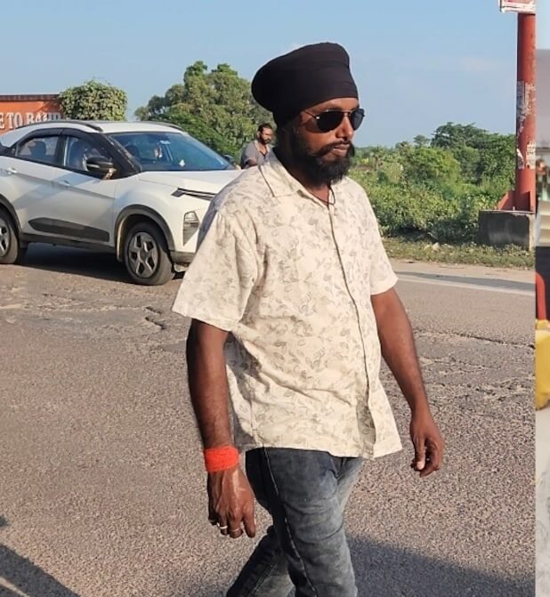 हिंदू परिवार में जन्मे : रुद्र सेन वर्मा, 16 सालों से सिख गेटअप में रहते हैं; लोग प्यार से बुलाते हैं ‘सरदार जी’ हिंदू परिवार में जन्मे : रुद्र सेन वर्मा, 16 सालों से सिख गेटअप में रहते हैं; लोग प्यार से बुलाते हैं ‘सरदार जी’