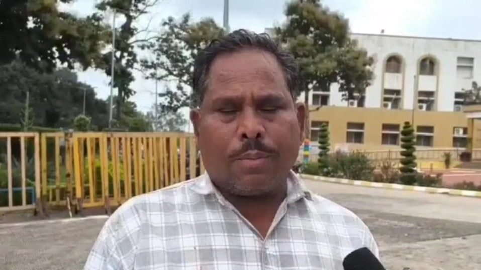 दो बल्ब.. एक पंखा! जब रहते थे तो आता था ₹100, बंद घर का आया 2 लाख बिजली का बिल. दो बल्ब.. एक पंखा! जब रहते थे तो आता था ₹100, बंद घर का आया 2 लाख बिजली का बिल.
