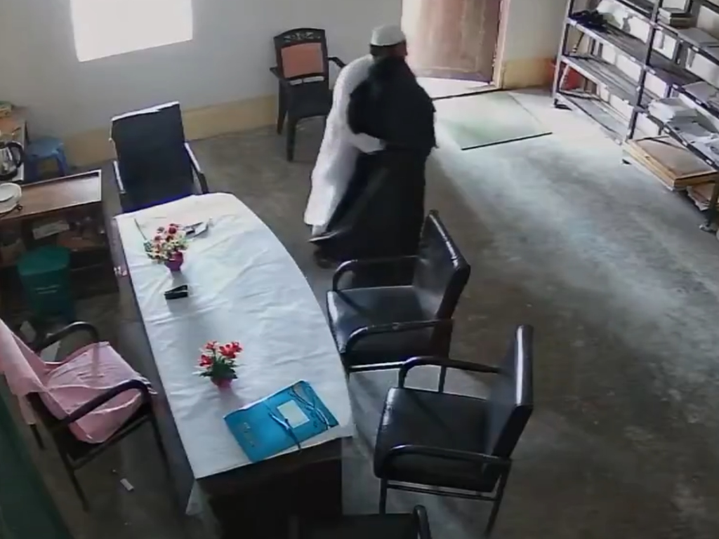 बांग्लादेश के मदरसे में शिक्षक: पर महिला के साथ अनुचित व्यवहार का आरोप, CCTV फुटेज सामने आने के बाद कार्रवाई.. बांग्लादेश के मदरसे में शिक्षक: पर महिला के साथ अनुचित व्यवहार का आरोप, CCTV फुटेज सामने आने के बाद कार्रवाई..