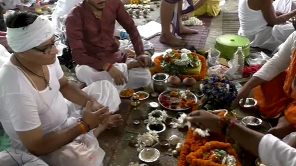 पितृपक्ष में काशी के इस तीर्थ’ पर ऑनलाइन श्राद्ध-पिंडदान पर रोक, महंत ने बताई वजह’ पितृपक्ष में काशी के इस तीर्थ’ पर ऑनलाइन श्राद्ध-पिंडदान पर रोक, महंत ने बताई वजह’
