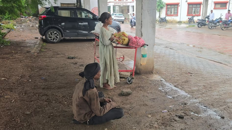 भगवान किसी को न दिखाएं ऐसा दिन! मां की लाश के बगल में रोती रही मासूम बच्ची… शव के पास नीचे जमीन पर बैठा रहा पति… पैसे नहीं थे तो एंबुलेंस नहीं मिली. भगवान किसी को न दिखाएं ऐसा दिन! मां की लाश के बगल में रोती रही मासूम बच्ची… शव के पास नीचे जमीन पर बैठा रहा पति… पैसे नहीं थे तो एंबुलेंस नहीं मिली.