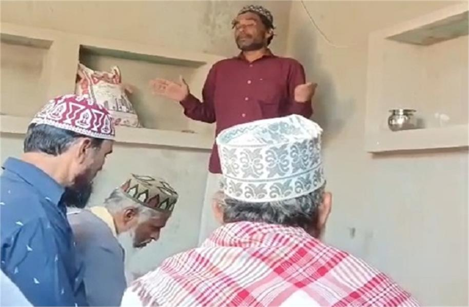 छतरपुर: अंतिम संस्कार की तैयारी के बीच 65 वर्षीय शख्स के शरीर में हुई हलचल, परिजनों ने जिंदा होने का किया दावा. छतरपुर: अंतिम संस्कार की तैयारी के बीच 65 वर्षीय शख्स के शरीर में हुई हलचल, परिजनों ने जिंदा होने का किया दावा.