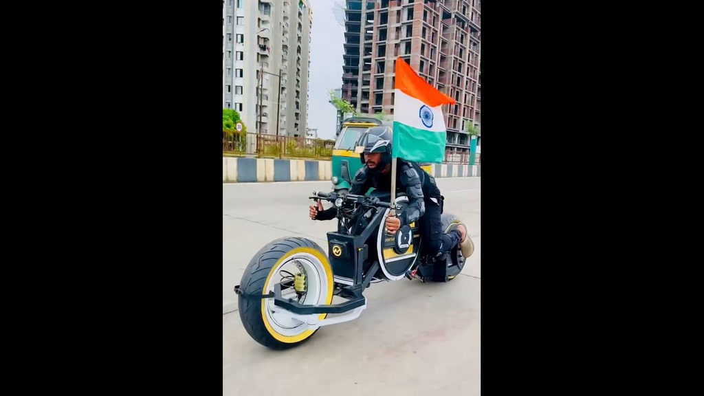 सूरत के 3 छात्रों ने कबाड़ से बना दी AI बाइक ‘गरुड़’, आवाज से होती है कंट्रोल, 220 KM तक चलने का दावा. सूरत के 3 छात्रों ने कबाड़ से बना दी AI बाइक ‘गरुड़’, आवाज से होती है कंट्रोल, 220 KM तक चलने का दावा.