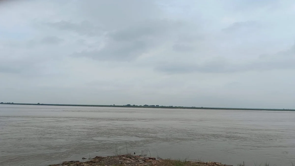 फरीदाबाद में प्रेमी से फोन पर विवाद के बाद आगरा नहर की दीवार पर चढ़ी युवती, पुलिस और लोगों ने बचाई जान. फरीदाबाद में प्रेमी से फोन पर विवाद के बाद आगरा नहर की दीवार पर चढ़ी युवती, पुलिस और लोगों ने बचाई जान.