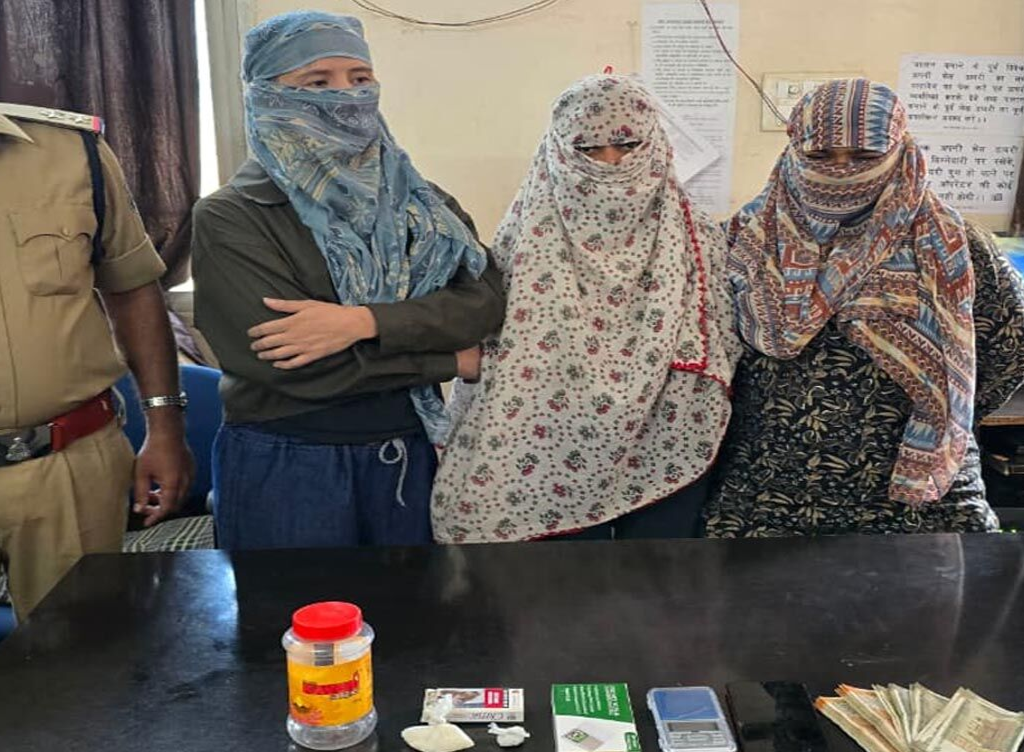 रायपुर में स्पा सेंटर पर पुलिस की रेड, 14.73 ग्राम MDMA के साथ दो युवतियां और एक ट्रांसजेंडर गिरफ्तार. रायपुर में स्पा सेंटर पर पुलिस की रेड, 14.73 ग्राम MDMA के साथ दो युवतियां और एक ट्रांसजेंडर गिरफ्तार.