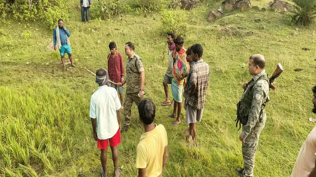 दुमका में 14 वर्षीय छात्रा: की हत्या से सनसनी, घर से 500 मीटर दूर झाड़ी में मिला शव; दुष्कर्म की आशंका की जांच दुमका में 14 वर्षीय छात्रा: की हत्या से सनसनी, घर से 500 मीटर दूर झाड़ी में मिला शव; दुष्कर्म की आशंका की जांच