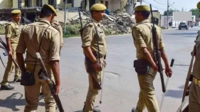 आगरा में ढाबा संचालक की गोली मारकर हत्या, शिक्षक नेता के भतीजे ने इलाज के दौरान तोड़ा दम; पुलिसकर्मी का भाई फरार आगरा में ढाबा संचालक की गोली मारकर हत्या, शिक्षक नेता के भतीजे ने इलाज के दौरान तोड़ा दम; पुलिसकर्मी का भाई फरार