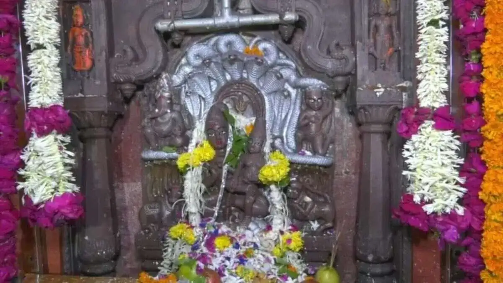 साल में सिर्फ नाग पंचमी: पर खुलते हैं नागचंद्रेश्वर महादेव मंदिर के कपाट, 10 मुख वाले नाग पर विराजमान हैं शिव-पार्वती. साल में सिर्फ नाग पंचमी: पर खुलते हैं नागचंद्रेश्वर महादेव मंदिर के कपाट, 10 मुख वाले नाग पर विराजमान हैं शिव-पार्वती.
