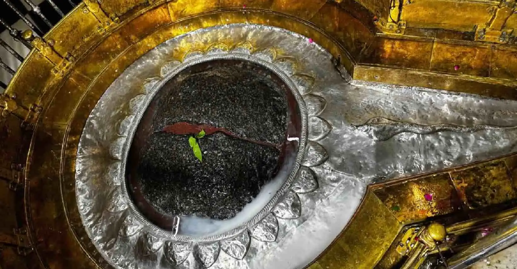 वाराणसी: दो भागों में बंटा है गौरी केदारेश्वर मंदिर का शिवलिंग, मान्यता है कि भोलेनाथ स्वयं ग्रहण करते हैं भोग. वाराणसी: दो भागों में बंटा है गौरी केदारेश्वर मंदिर का शिवलिंग, मान्यता है कि भोलेनाथ स्वयं ग्रहण करते हैं भोग.