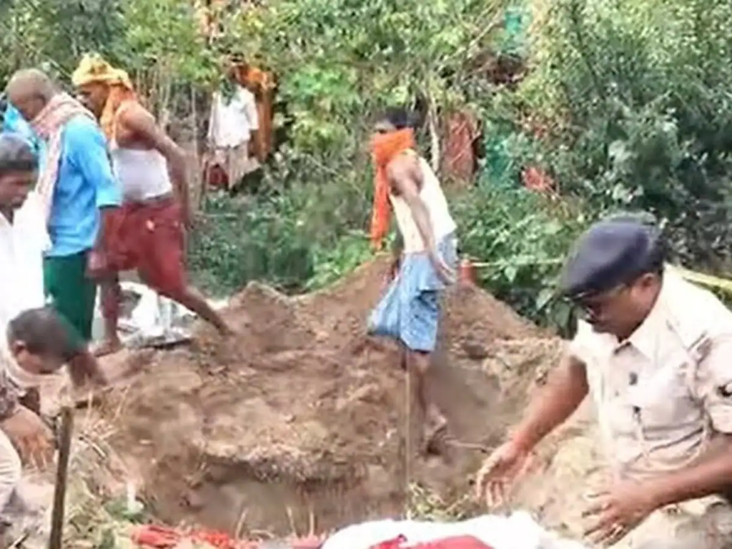 प्रेम विवाह के डेढ़ साल; बाद उजड़ गई जिंदगी, जमीन में दफन मिली राजमणि की लाश; रिश्तों के पीछे छिपी थी दर्दनाक कहानी प्रेम विवाह के डेढ़ साल; बाद उजड़ गई जिंदगी, जमीन में दफन मिली राजमणि की लाश; रिश्तों के पीछे छिपी थी दर्दनाक कहानी