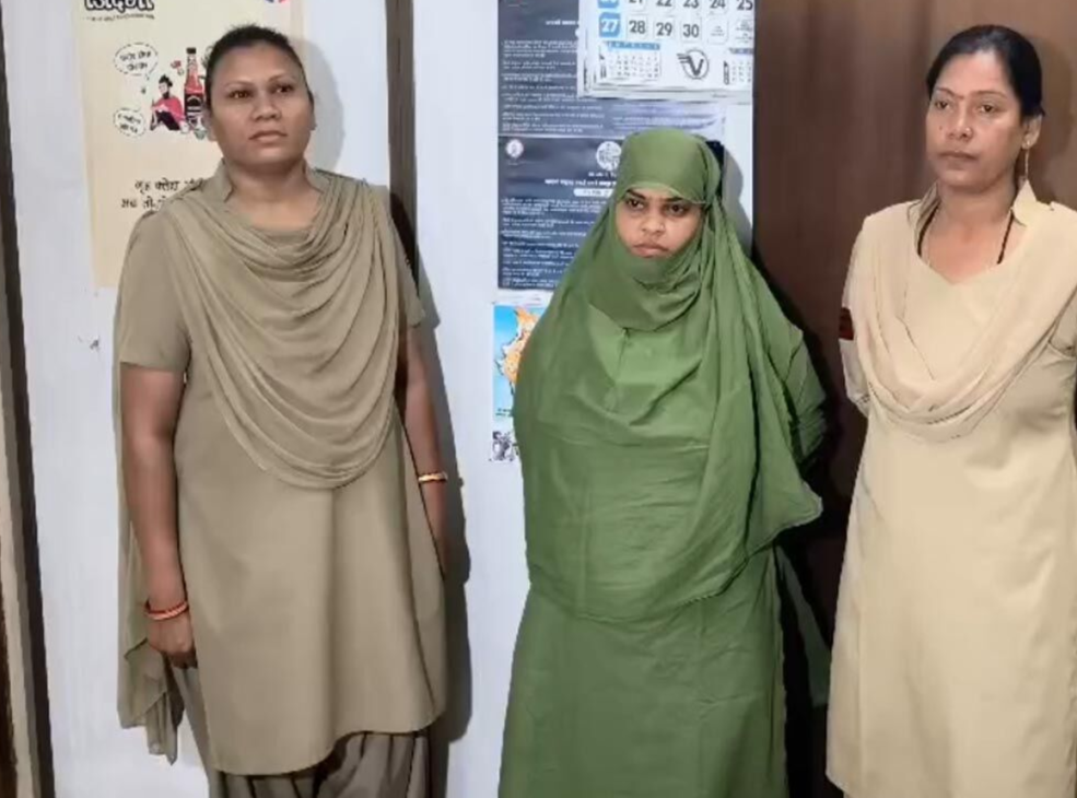 खुद को नगर निगम अधिकारी: बताकर महिला ने की 1.88 करोड़ के जेवरों की ठगी, गलत हस्ताक्षर वाला चेक देकर फरार हुई; एक आरोपी गिरफ्तार. खुद को नगर निगम अधिकारी: बताकर महिला ने की 1.88 करोड़ के जेवरों की ठगी, गलत हस्ताक्षर वाला चेक देकर फरार हुई; एक आरोपी गिरफ्तार.
