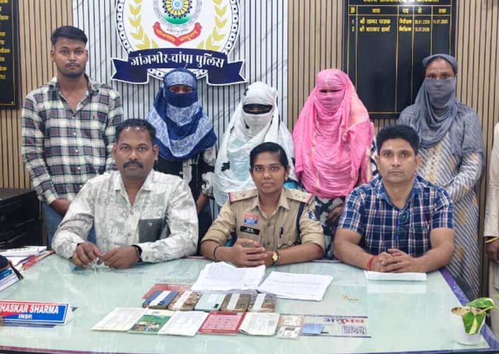 शादी का रिश्ता कराने: के बहाने 53 वर्षीय व्यक्ति से 5.65 लाख की ठगी, फर्जी नर्स बनकर WhatsApp पर करती थी बात; 4 महिलाएं और एक युवक गिरफ्तार. शादी का रिश्ता कराने: के बहाने 53 वर्षीय व्यक्ति से 5.65 लाख की ठगी, फर्जी नर्स बनकर WhatsApp पर करती थी बात; 4 महिलाएं और एक युवक गिरफ्तार.