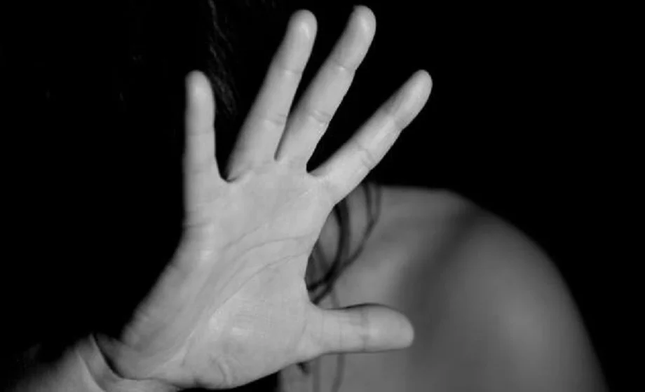 पार्टी के बाद कार में बैठी महिला, अगली सुबह जब आंख खुली तो शरीर पर मिले चोटों के निशान; एक रात ने बदल दी जिंदगी पार्टी के बाद कार में बैठी महिला, अगली सुबह जब आंख खुली तो शरीर पर मिले चोटों के निशान; एक रात ने बदल दी जिंदगी