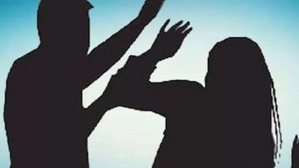 भोपाल में पति ने की पत्नी से बर्बरता, प्राइवेट पार्ट में लौकी डाली, अस्पताल में भर्ती महिला. भोपाल में पति ने की पत्नी से बर्बरता, प्राइवेट पार्ट में लौकी डाली, अस्पताल में भर्ती महिला.