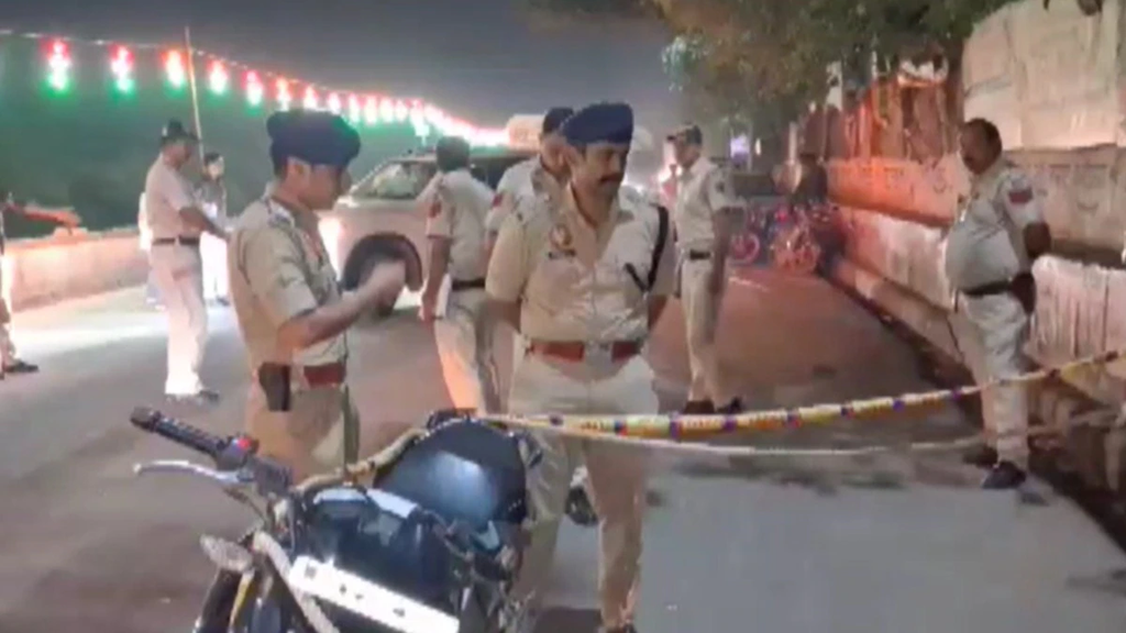 सोनिया विहार में फोन कर घर से बाहर बुलाया, फिर मनीष यादव पर चलाई गोलियां; अस्पताल में भर्ती. सोनिया विहार में फोन कर घर से बाहर बुलाया, फिर मनीष यादव पर चलाई गोलियां; अस्पताल में भर्ती.