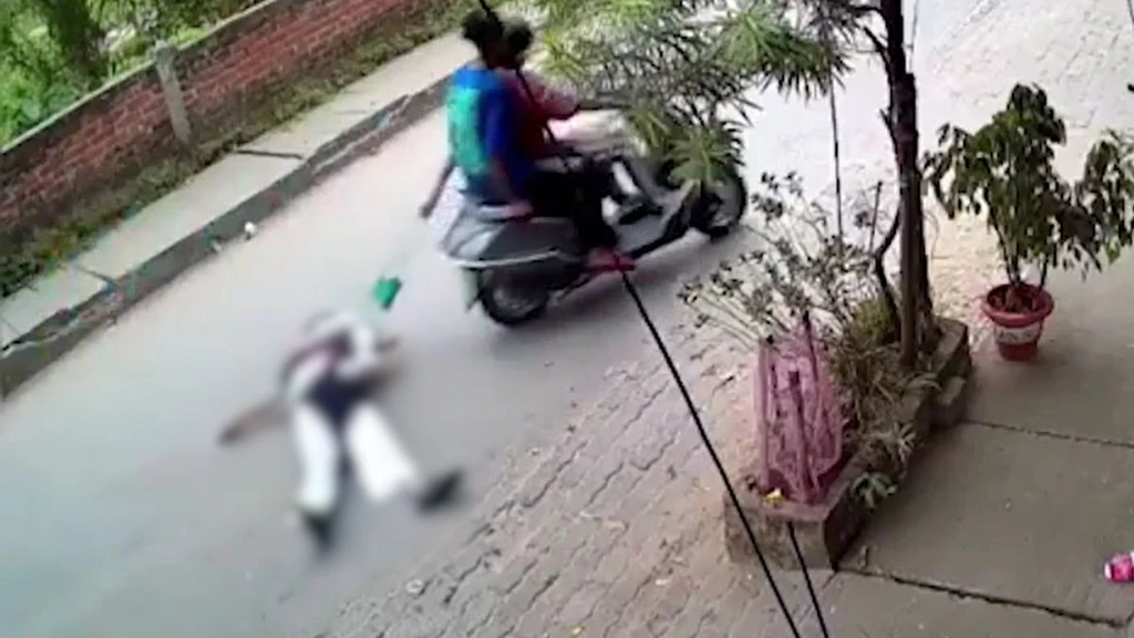 बैग बचाने की कोशिश कर रही महिला को स्कूटी से करीब 50 मीटर तक घसीटा, झपटमारी की घटना से मचा हड़कंप. बैग बचाने की कोशिश कर रही महिला को स्कूटी से करीब 50 मीटर तक घसीटा, झपटमारी की घटना से मचा हड़कंप.
