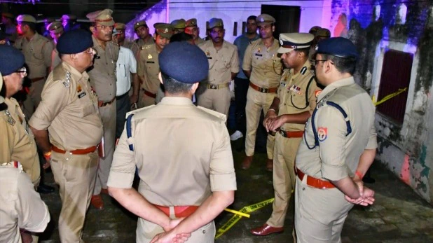 शिव मंदिर से बाहर बुलाकर 81 वर्षीय स्वामी देवानंद भारती की गोली मारकर हत्या, बाइक सवार हमलावर फरार. शिव मंदिर से बाहर बुलाकर 81 वर्षीय स्वामी देवानंद भारती की गोली मारकर हत्या, बाइक सवार हमलावर फरार.