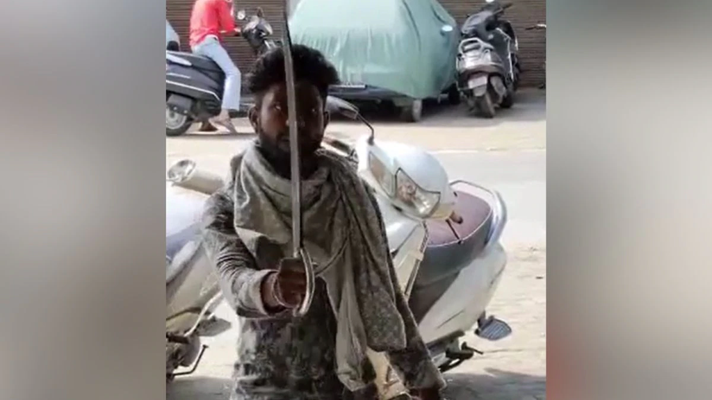 तीन दिन में मोबाइल ठीक: नहीं हुआ तो तलवार लेकर दुकान पहुंचा ग्राहक, दुकानदार को दी धमकी. तीन दिन में मोबाइल ठीक: नहीं हुआ तो तलवार लेकर दुकान पहुंचा ग्राहक, दुकानदार को दी धमकी.