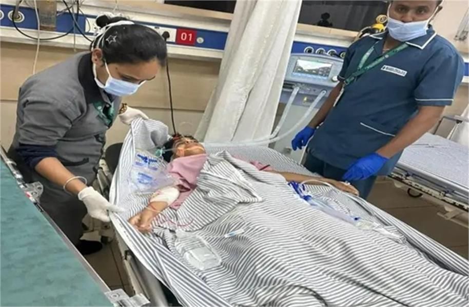 पारिवारिक समझौते की बातचीत के बीच पति पर पत्नी, दो बेटों और ससुर पर चाकू से हमला करने का आरोप, चारों अस्पताल में भर्ती. पारिवारिक समझौते की बातचीत के बीच पति पर पत्नी, दो बेटों और ससुर पर चाकू से हमला करने का आरोप, चारों अस्पताल में भर्ती.