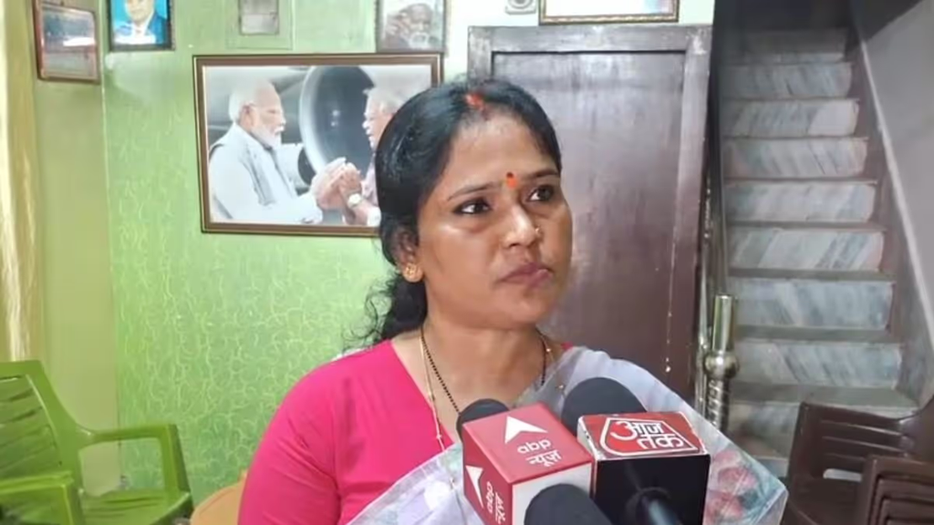 झारखंड में साड़ी पहनकर: नंगे पांव 1600 मीटर दौड़ी कविता महतो, होमगार्ड बनने के जज्बे ने जीता लोगों का दिल. झारखंड में साड़ी पहनकर: नंगे पांव 1600 मीटर दौड़ी कविता महतो, होमगार्ड बनने के जज्बे ने जीता लोगों का दिल.